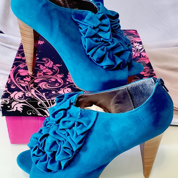 Qupid Ruffle Peep Toe Booties - Picture 3 of 7